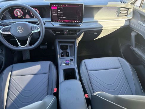 New 2025 Volkswagen Tiguan SE image 16