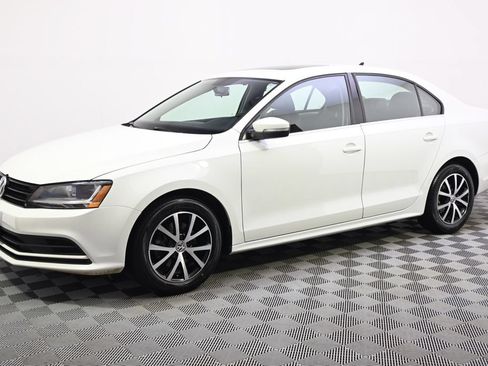 Used 2017 Volkswagen Jetta SE FWD image 2