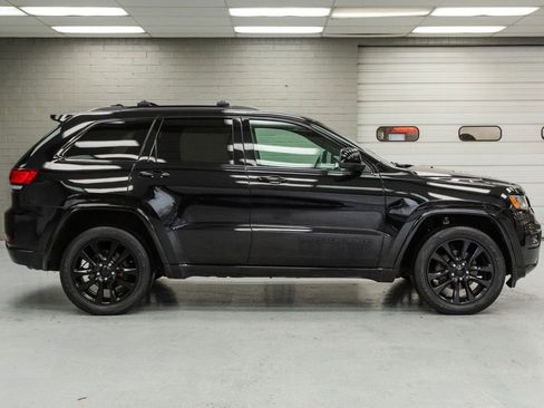 Used 2019 Jeep Grand Cherokee Altitude image 3