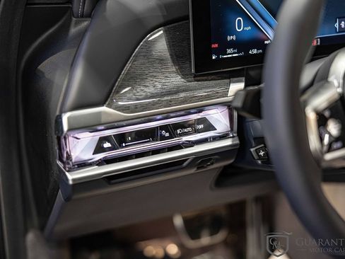 Used 2025 BMW 760i xDrive w/ Executive Package image 22