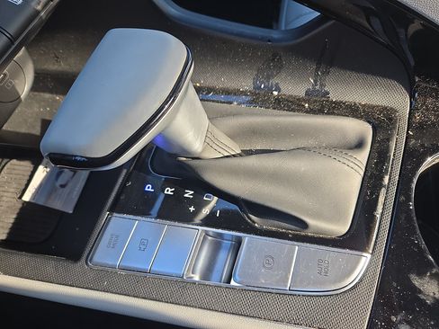 Certified 2025 Hyundai Elantra Limited FWD image 28