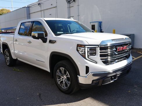 Used 2024 GMC Sierra 1500 SLT image 2