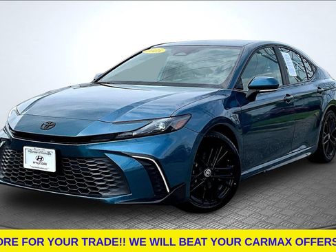 Used 2025 Toyota Camry SE FWD image 1