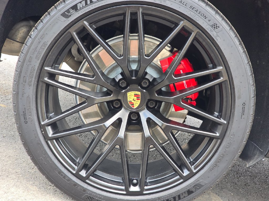 Used 2023 Porsche Macan GTS AWD/4WD image 13