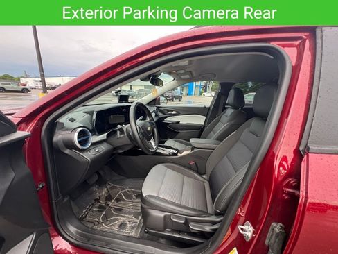 Certified 2025 Chevrolet Trax LT w/ LT Convenience Package FWD image 28