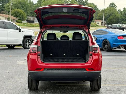 Used 2019 Jeep Compass Latitude w/ Popular Equipment Group AWD/4WD image 11