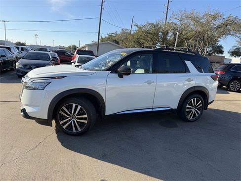 Used 2024 Nissan Pathfinder Platinum image 8