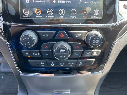 Used 2020 Jeep Grand Cherokee Trailhawk w/ Trailhawk Luxury Group AWD/4WD image 23
