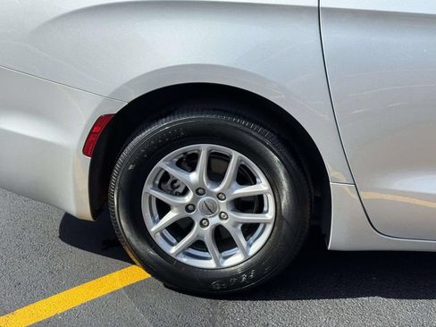 Used 2023 Chrysler Pacifica Touring-L FWD image 9