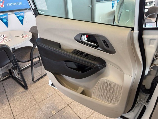 Used 2022 Chrysler Pacifica Touring-L w/ Uconnect Theater Family Group FWD image 21