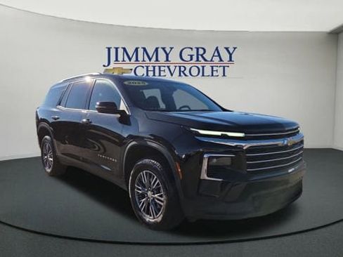 Used 2025 Chevrolet Traverse LT image 1