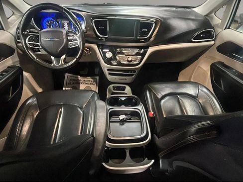 Used 2019 Chrysler Pacifica Touring-L FWD image 16