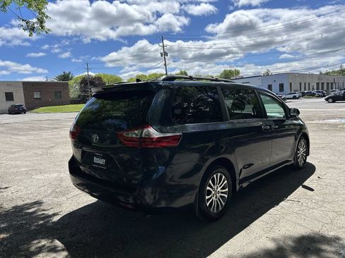 Used 2018 Toyota Sienna XLE FWD image 8