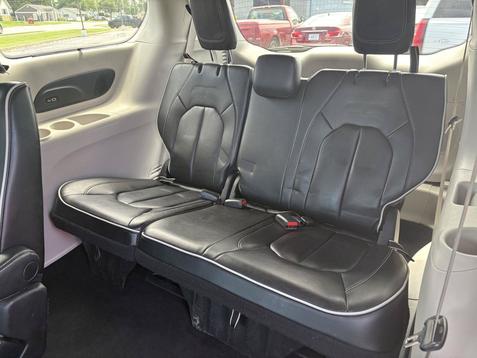 Used 2023 Chrysler Pacifica Limited FWD image 19