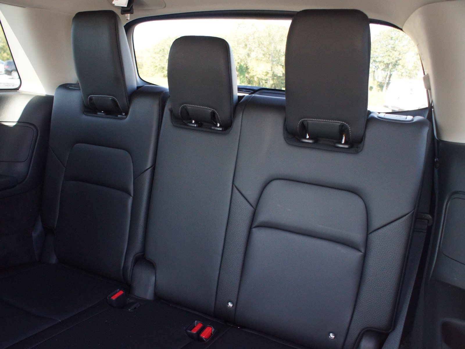 Used 2025 Nissan Pathfinder SL FWD image 16