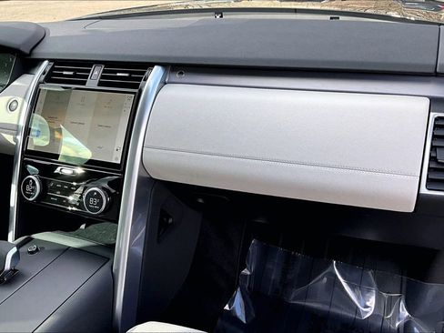Used 2025 Land Rover Discovery Dynamic SE image 28
