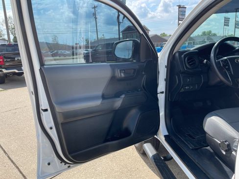 Used 2022 Toyota Tacoma SR AWD/4WD image 11