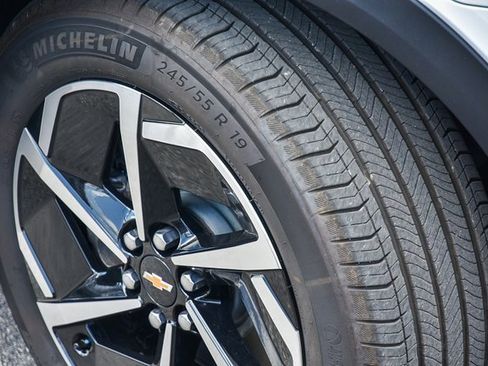 Used 2025 Chevrolet Equinox EV LT image 3