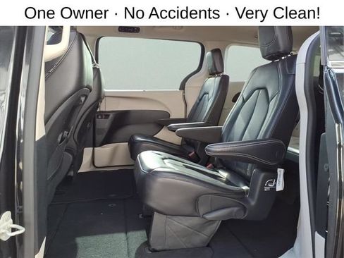 Used 2023 Chrysler Pacifica Touring-L FWD image 23