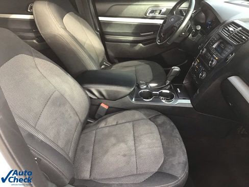 Used 2017 Ford Explorer XLT image 24