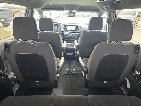 Used 2023 Chrysler Pacifica Touring w/ S Appearance Package image 6