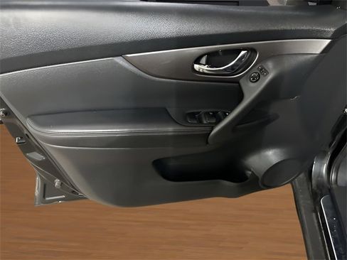 Used 2016 Nissan Rogue SV image 11