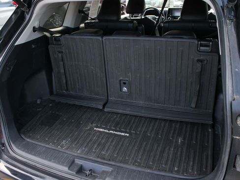 Used 2021 Toyota Highlander XLE AWD/4WD image 8
