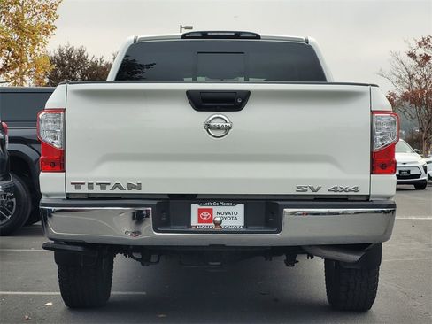 Used 2019 Nissan Titan SV image 7