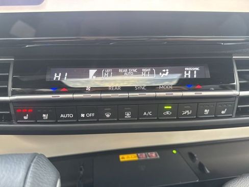 Used 2025 Toyota Sienna Platinum image 31