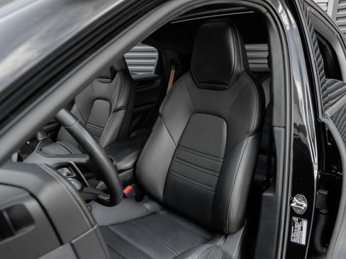 Certified 2025 Porsche Cayenne Turbo AWD/4WD image 5