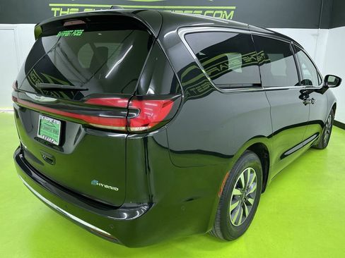 Used 2022 Chrysler Pacifica Touring-L w/ Uconnect Theater Family Group image 10