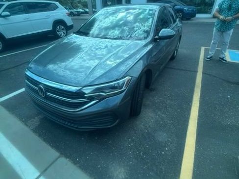 Used 2022 Volkswagen Jetta SE FWD image 2