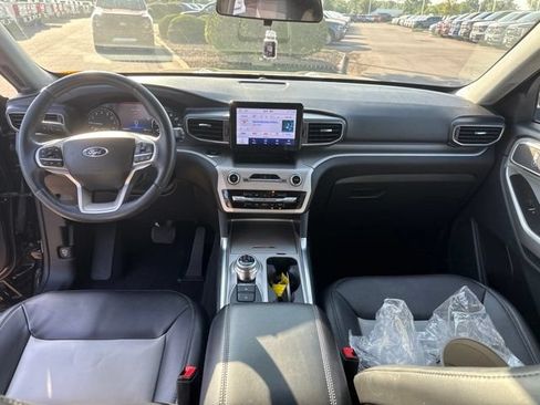Used 2022 Ford Explorer XLT w/ Equipment Group 202A AWD/4WD image 29