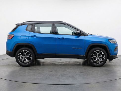 Used 2025 Jeep Compass Limited image 11