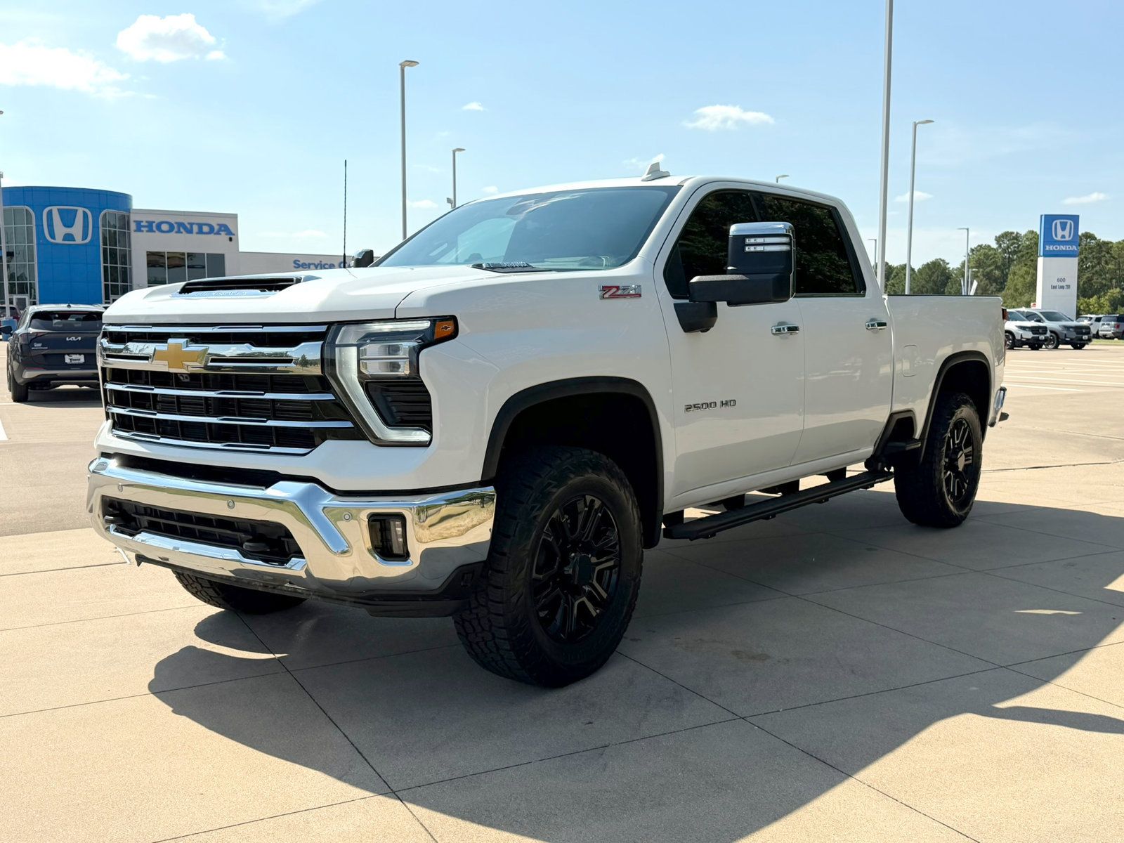 Used 2025 Chevrolet Silverado 2500 LTZ w/ LTZ Premium Package AWD/4WD image 3