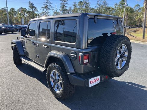 Used 2018 Jeep Wrangler Unlimited Sahara image 3