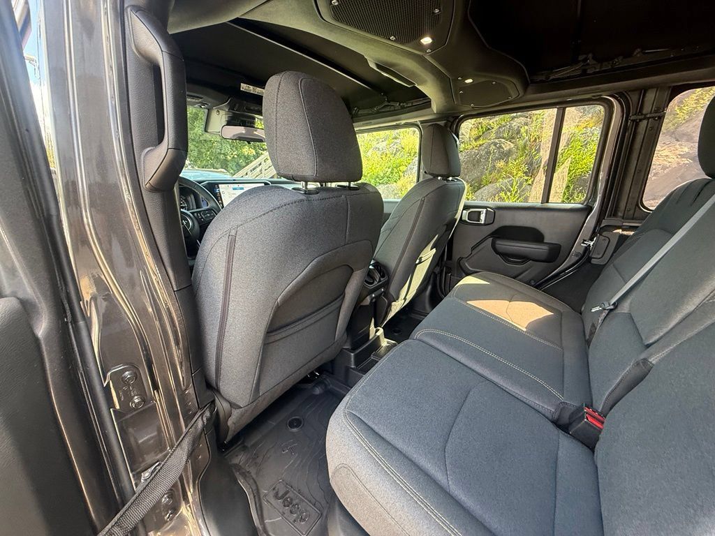 Used 2024 Jeep Wrangler Unlimited w/ Convenience Group AWD/4WD image 21
