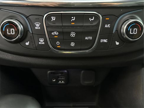 Used 2023 Chevrolet Traverse LT w/ LT Premium Package AWD/4WD image 44