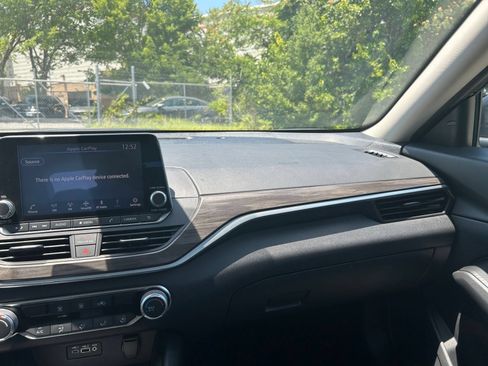 Used 2025 Nissan Altima 2.5 SV FWD image 35