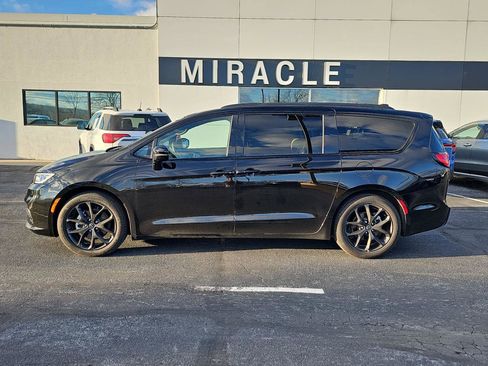 Used 2025 Chrysler Pacifica Limited image 2