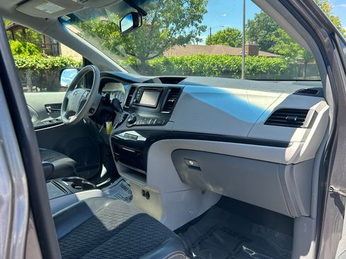 Used 2013 Toyota Sienna SE FWD image 30