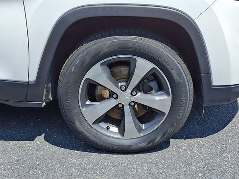Used 2019 Jeep Cherokee Limited AWD/4WD image 12