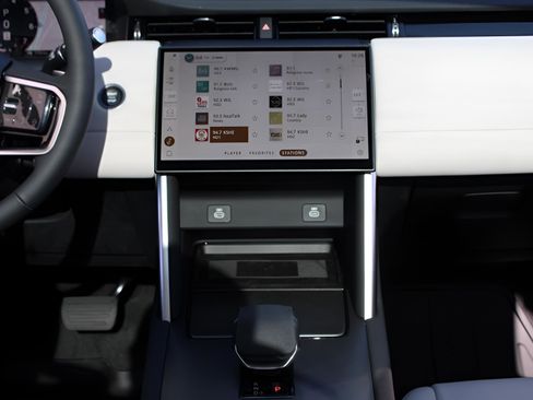 Certified 2025 Land Rover Discovery Sport S image 17