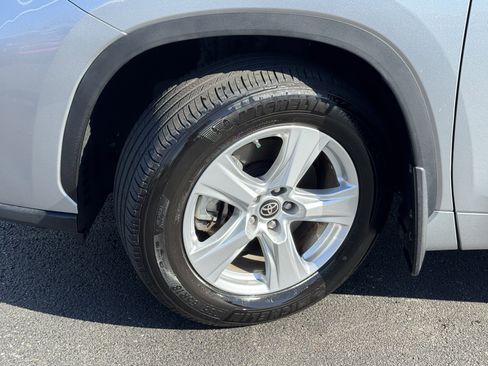 Used 2023 Toyota Highlander L image 42