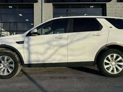 Used 2019 Land Rover Discovery Sport SE image 3