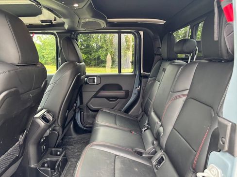 Used 2025 Jeep Gladiator Rubicon AWD/4WD image 16