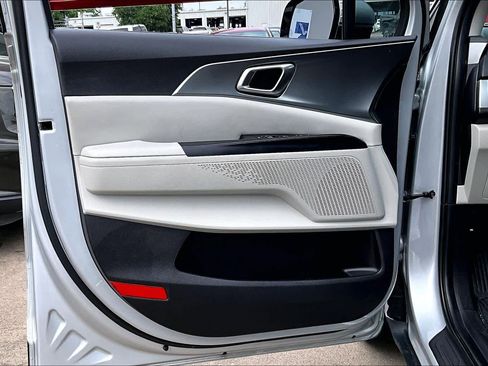 Used 2023 Kia Carnival LX image 21