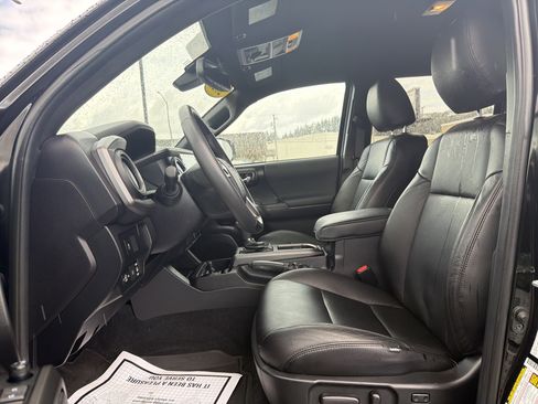 Used 2022 Toyota Tacoma TRD Off-Road w/ Technology Package image 9