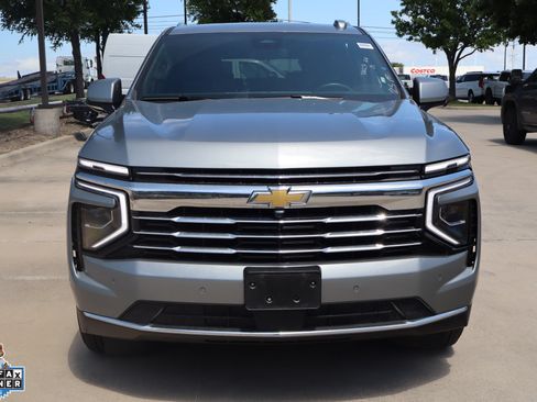 Used 2025 Chevrolet Suburban LT RWD image 9