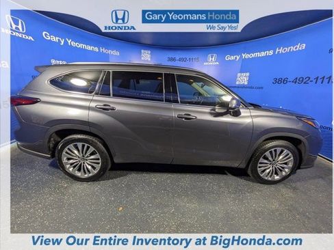 Used 2023 Toyota Highlander Platinum image 3